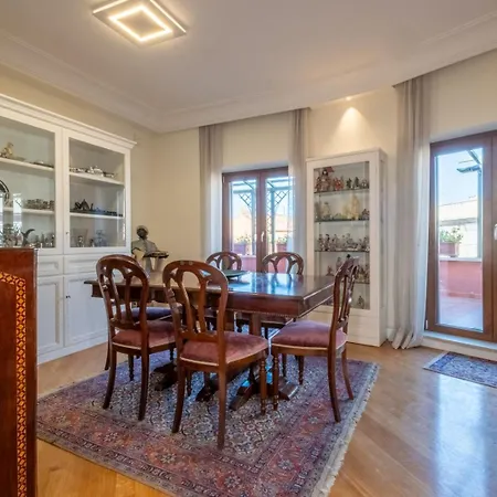 Trevi Terrace Penthouse 아파트